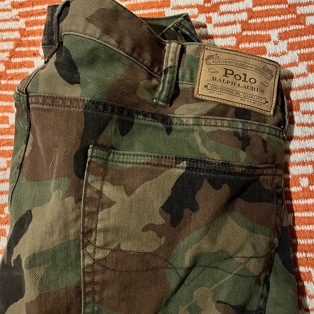 Men’s Polo camouflage jean good condition, small rip on the right pocket.